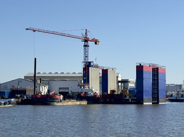 Schwimmdock, Kran und ein Schlepper auf der Heise Werft